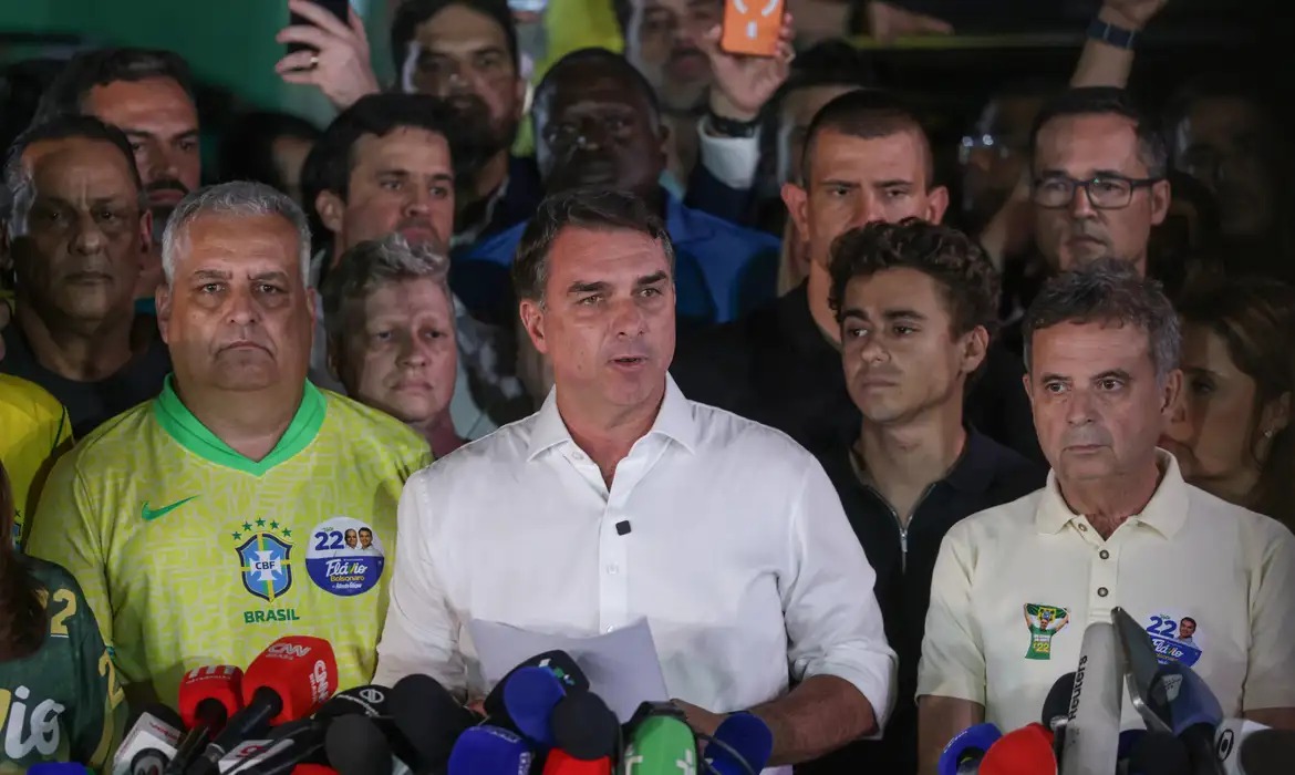 Flávio Bolsonaro entra na Argentina com a família e embarca em avião particular para o Equador
